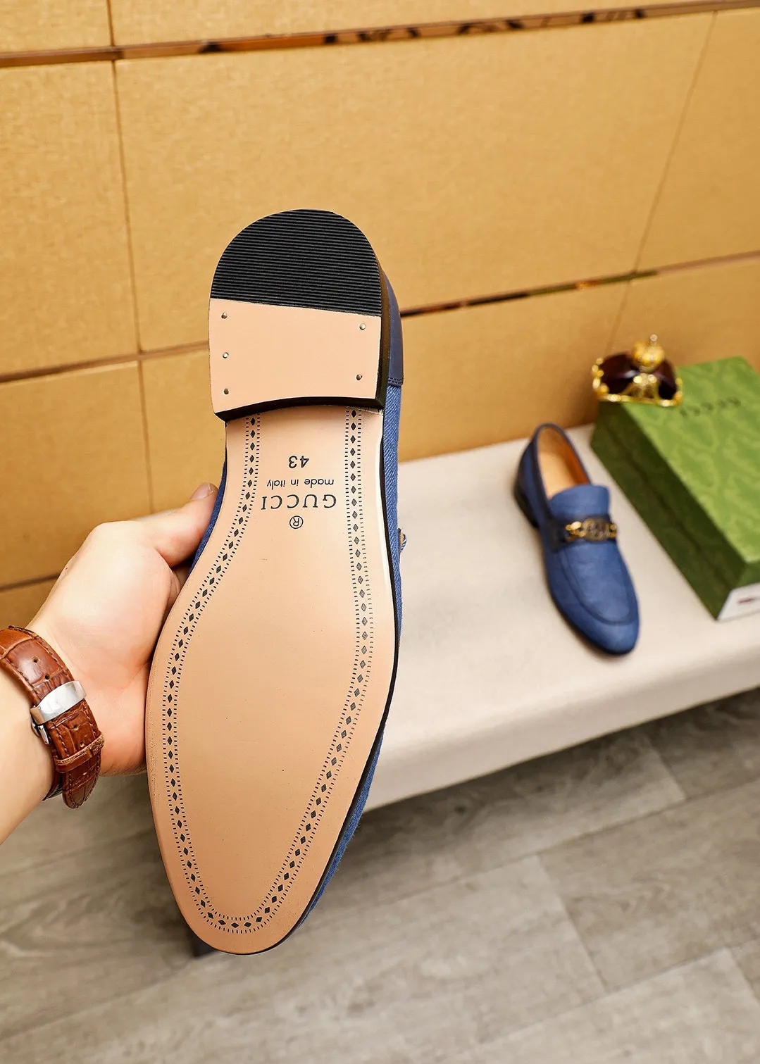 Men's shoes 💰462 💐 Product trademark: GUCCI "Gucci" casual leather shoes Regular size: 38-44 (45.46.47🉑️Customized) Product materials: Selected imported first-layer fabric upper + luxury hardware buckle, imported cowhide leather lining. Strong three-dimensional visual effect, original outsole Color: 3⃣️colors available